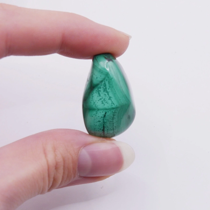 Polerowany malachit – intensywnie zielony otoczak z unikalnym rysunkiem