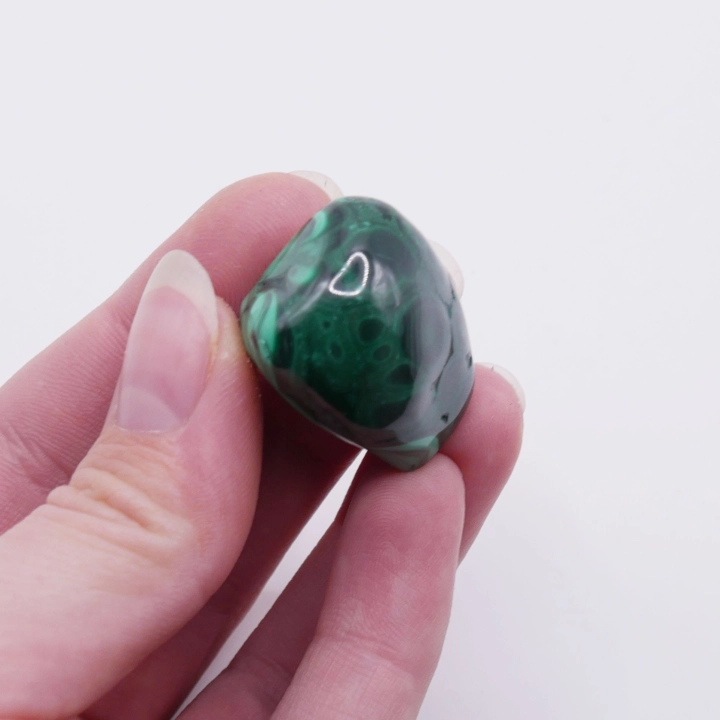 Kolekcjonerski okaz malachitu bębnowanego o bogatej kolorystyce.