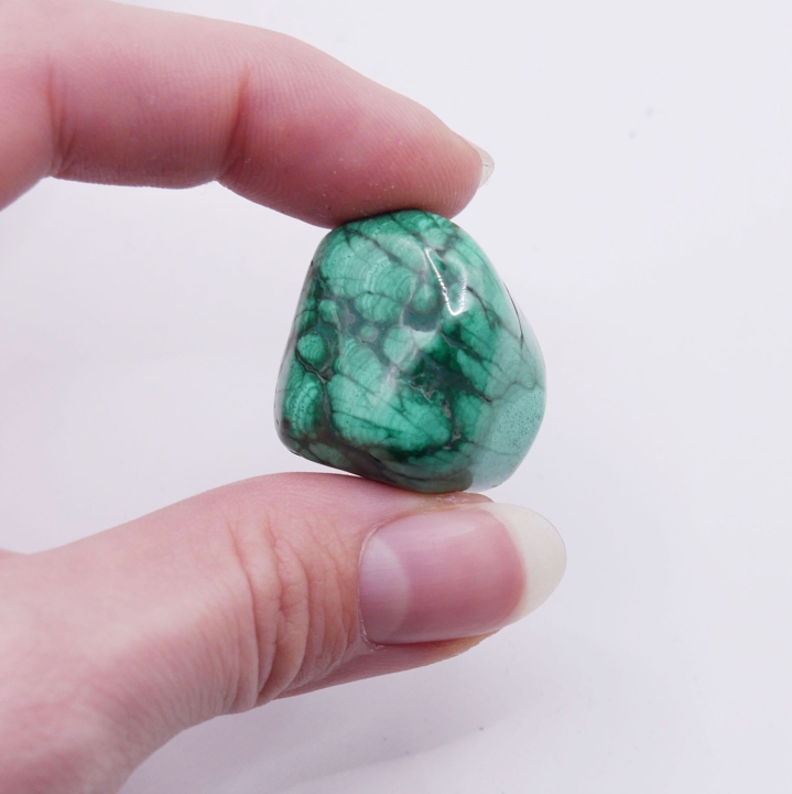 Zbliżenie na pasmową strukturę polerowanego malachitu nr 024.