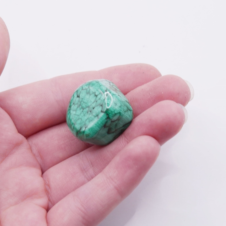 Unikatowy okaz bębnowanego malachitu z widocznym połyskiem.