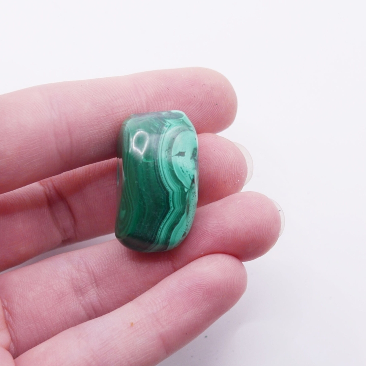 Unikatowy okaz bębnowanego minerału o zielonym ubarwieniu.