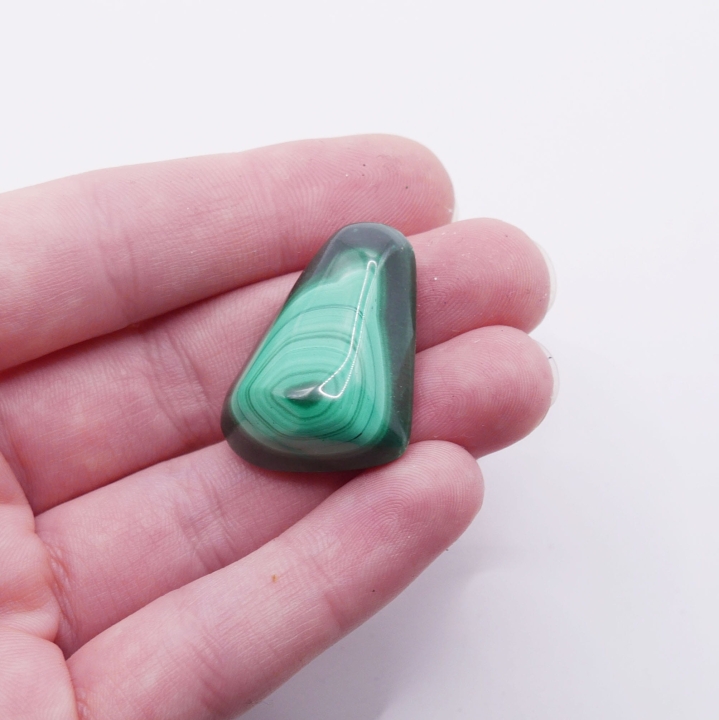 Gładki kamień naturalny o intensywnej zielonej barwie i połysku.