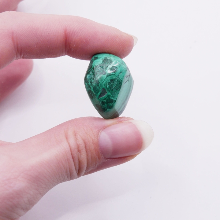 Zbliżenie na malownicze zawirowania i odcienie zieleni na powierzchni malachitu nr 029.