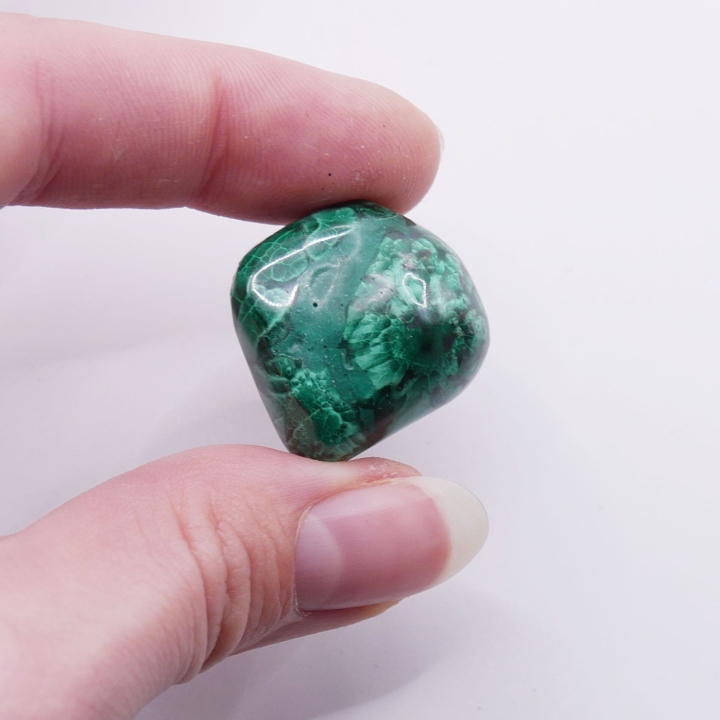 Zbliżenie na kontrastowe pasma i wzory na powierzchni malachitu nr 031.