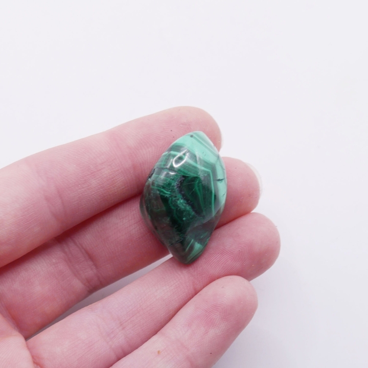 Zielony minerał o wysokim połysku – otoczak malachitu z naturalnym deseniem.