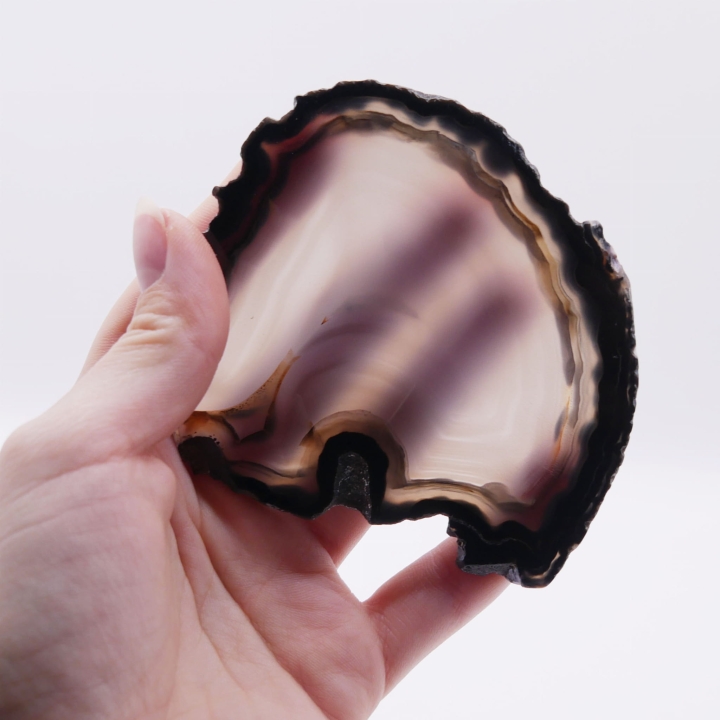 Plaster agatu czarny – polerowany kamień o warstwowej strukturze