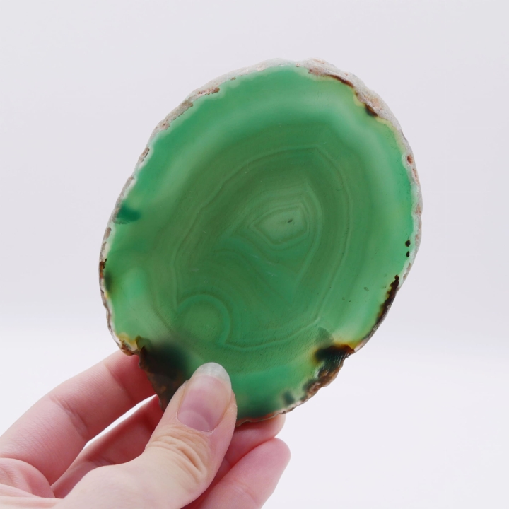 Zbliżenie na zielone pasma i unikalną strukturę wewnątrz plastra agatu nr 065.