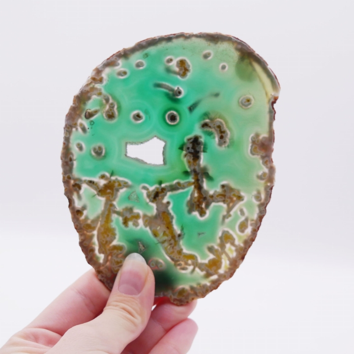 Zbliżenie na zielone warstwy i strukturę wewnątrz plastra agatu nr 066.