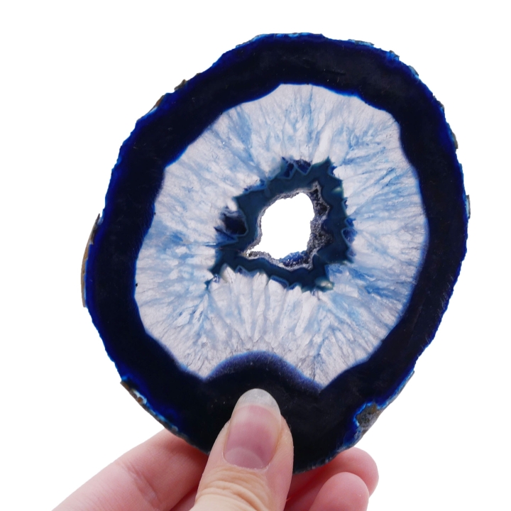 Niebieski agat przecięty w plastry i wypolerowany dwustronnie.