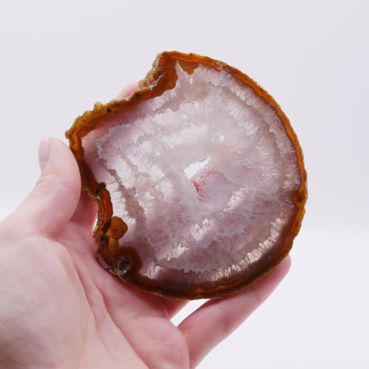 Agat z krystalicznym sercem widoczny pod światło – efekt naturalnego witrażu.