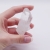 Naturalny szpic kryształu górskiego, ukazujący zmienną przejrzystość minerału.