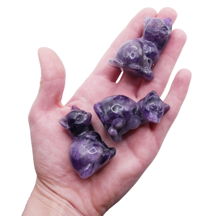 Figurka kota wykonana z ametystu.