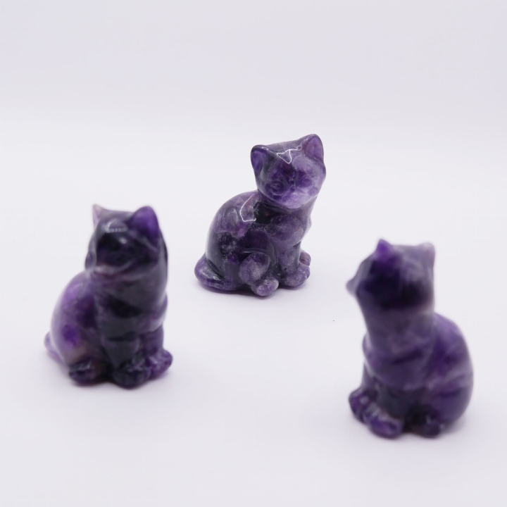 Figurka kota z ametystu - idealna dla kolekcjonerów i miłośników kamieni szlachetnych.