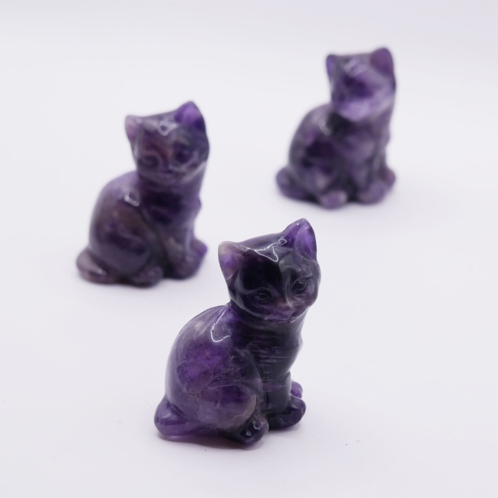 Figurka kota z ametystu - idealna dla kolekcjonerów i miłośników kamieni szlachetnych.