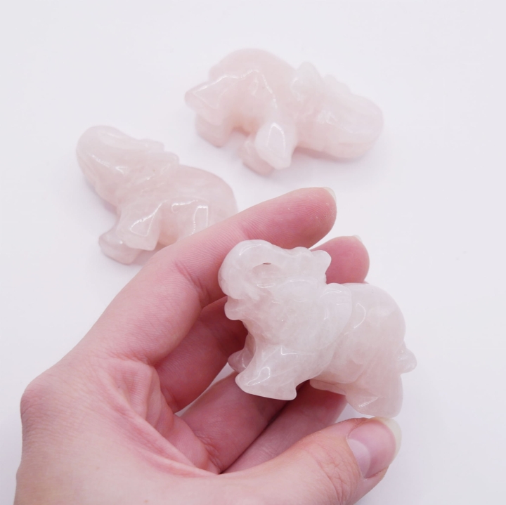 Figurka słonia z kwarcu różowego - idealna dla kolekcjonerów i miłośników kamieni szlachetnych.