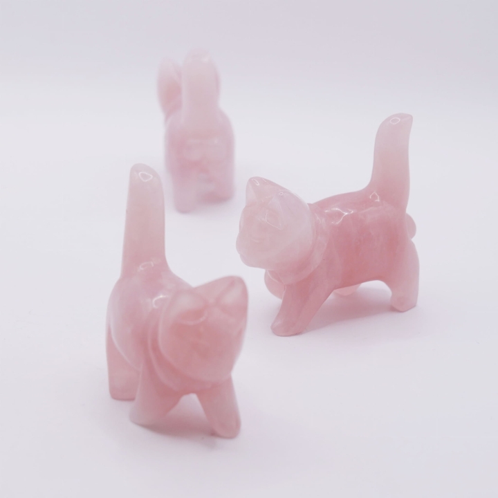 Urocza ozdoba z kamienia – różowy kot o gładkim wykończeniu.