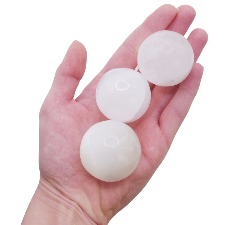 Idealnie wypolerowana kula z naturalnego selenitu