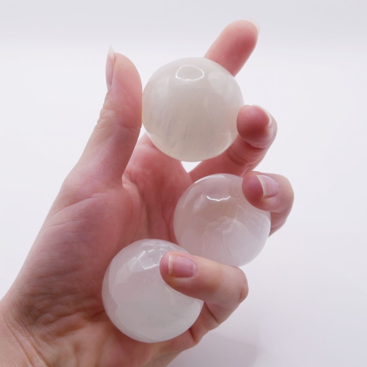 Kryształowe kule z selenitu