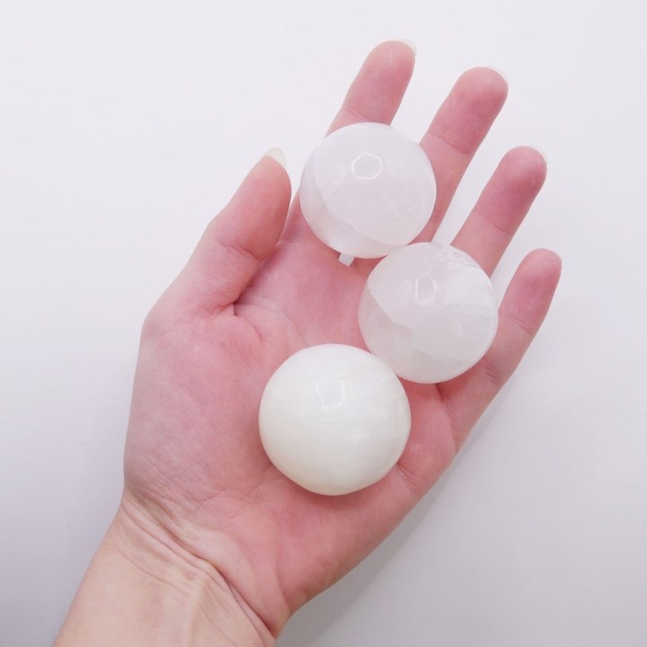 Kule z selenitu o średnicy 40 mm