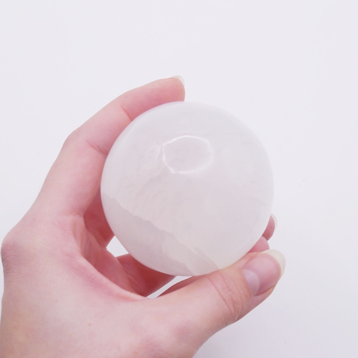 Gładko polerowana kryształowa kula z kamienia - selenit.