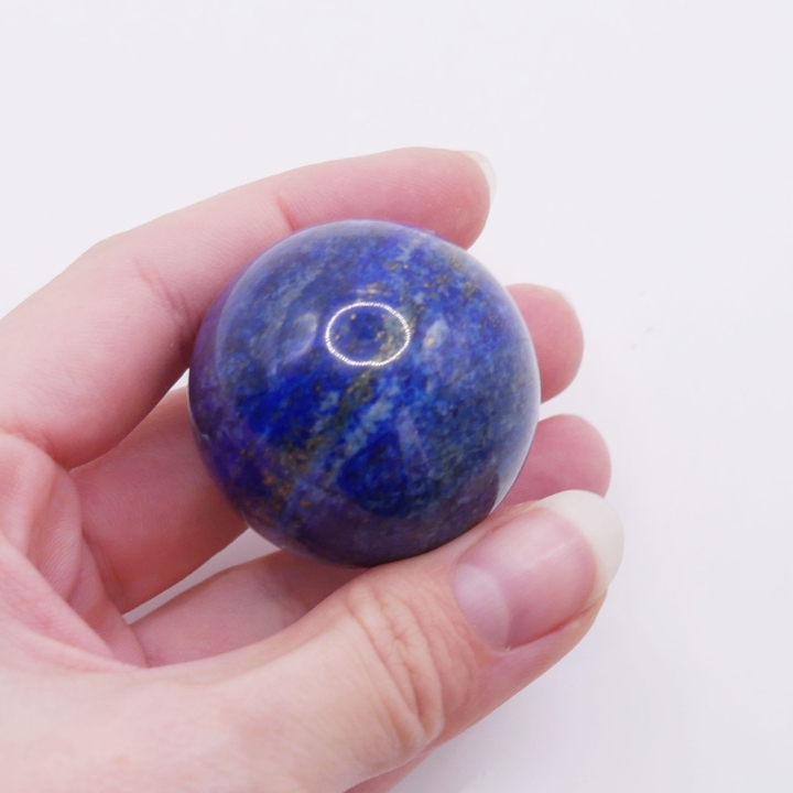 Kula z lapisu lazuli o średnicy 38 mm, ukazująca naturalne, białe żyłki kalcytu.