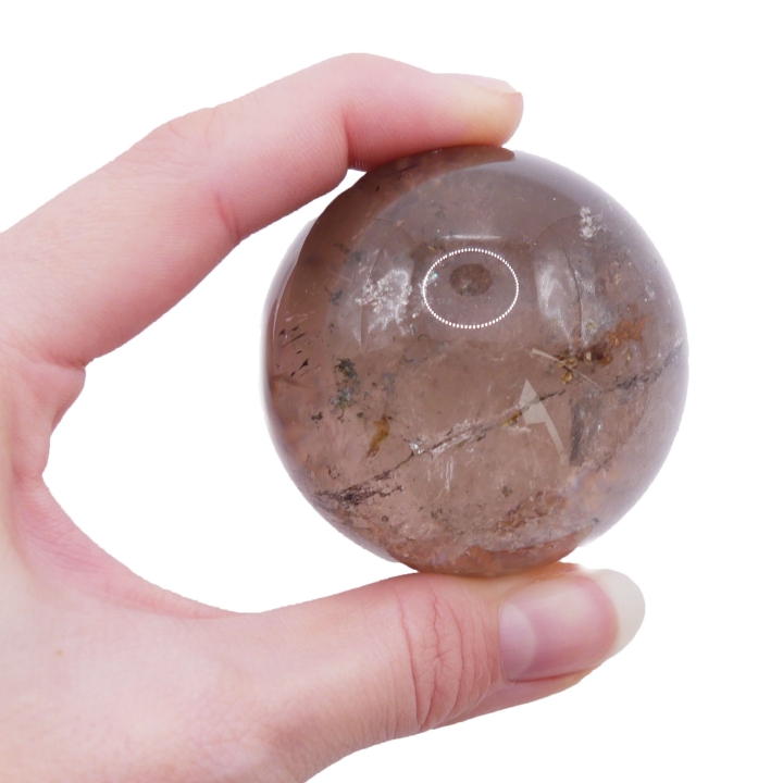 Polerowana kula z kwarcu dymnego o brązowym zabarwieniu na białym tle.