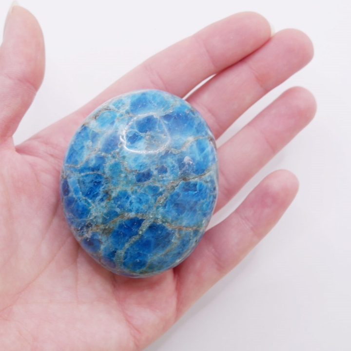 Zbliżenie na mozaikową strukturę wewnętrznych spękań w kamieniu apatytu nr 013.