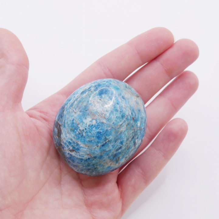 Zbliżenie na szklistą powierzchnię i wewnętrzne struktury kamienia apatytu nr 015.