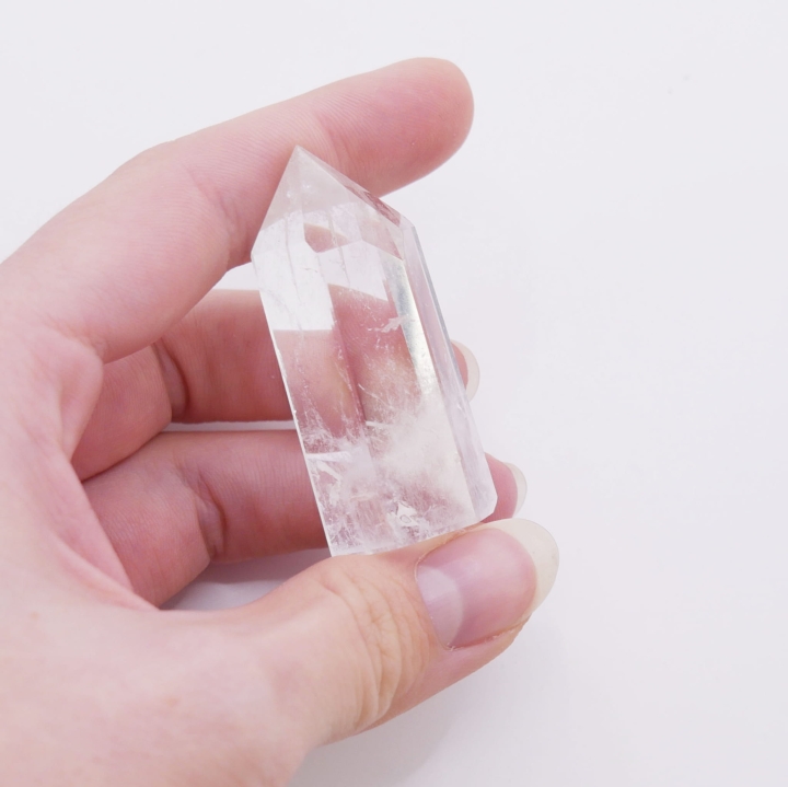 Zbliżenie na naturalne spękania i mgiełki wewnątrz wieży z kwarcu.