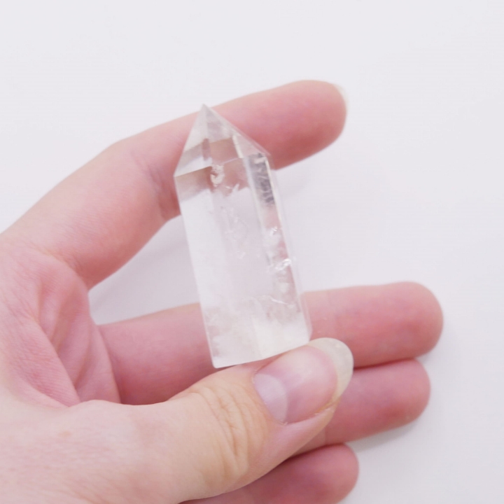 Zbliżenie na unikalne inkluzje wewnątrz polerowanego obelisku nr 034.