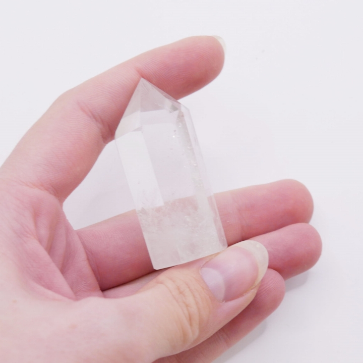 Zbliżenie na naturalne mgławice i spękania wewnątrz wieży z kwarcu nr 035.