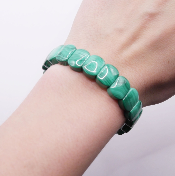 Naturalny malachit - bransoletka ze wzorami.