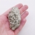 Zbliżenie na metaliczny połysk i złotą barwę naturalnego pirytu.