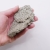 Zbliżenie na mosiężno-złotą powierzchnię minerału z widocznym metalicznym połyskiem.