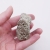 Metaliczny, mosiężny kamień w naturalnej formie – piryt kolekcjonerski.