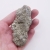 Zbliżenie na metaliczną powierzchnię i naturalne krawędzie okazu pirytu nr 017.