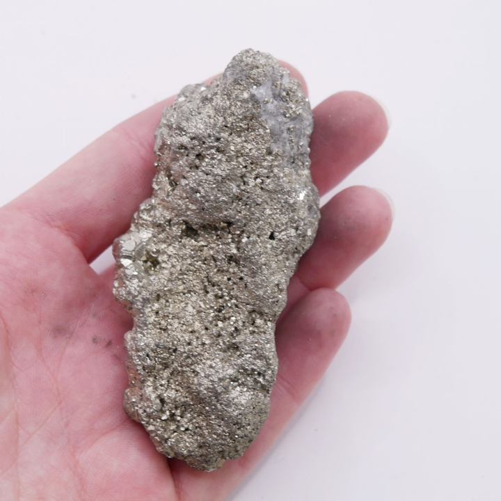 Zbliżenie na metaliczną powierzchnię i naturalne krawędzie okazu pirytu nr 017.