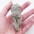 Mosiężny minerał odbijający światło – piryt w formie naturalnej.