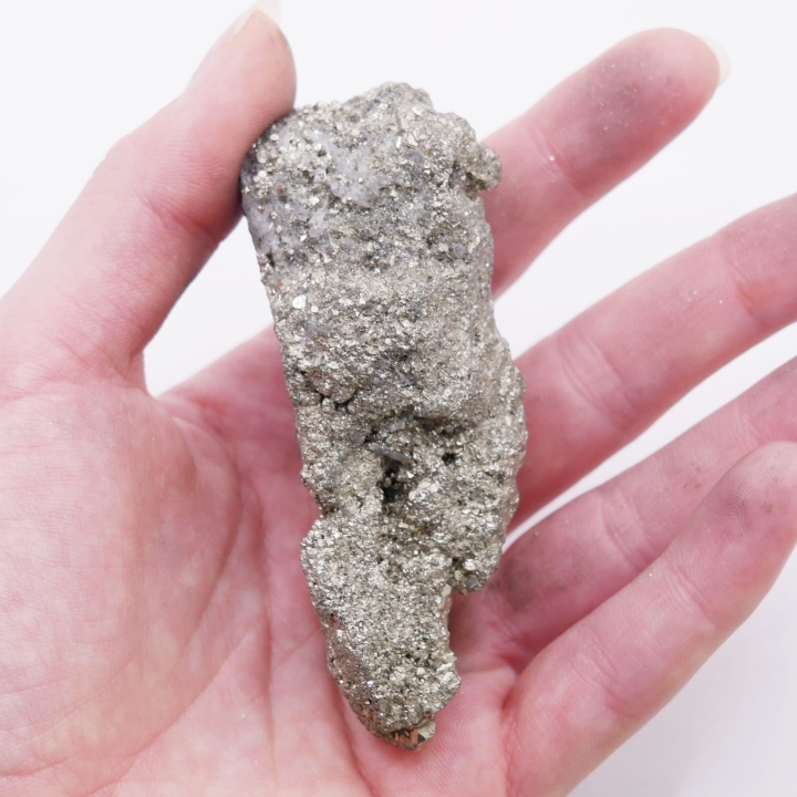 Mosiężny minerał odbijający światło – piryt w formie naturalnej.