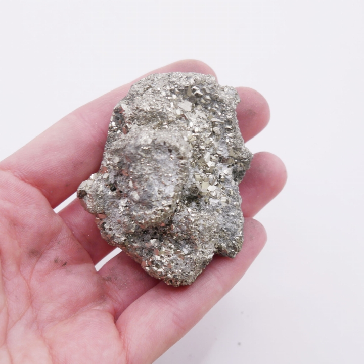 Zbliżenie na nieregularną strukturę i naturalny połysk minerału pirytu nr 018.