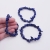 Zbliżenie na granatowe kamyczki lapis lazuli w bransoletce, widoczne złote drobiny pirytu.