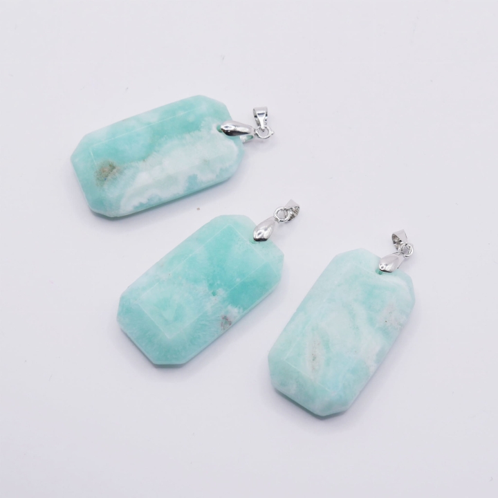 Zbliżenie na naturalną strukturę i kolory prostokątnego kamienia hemimorfitu.