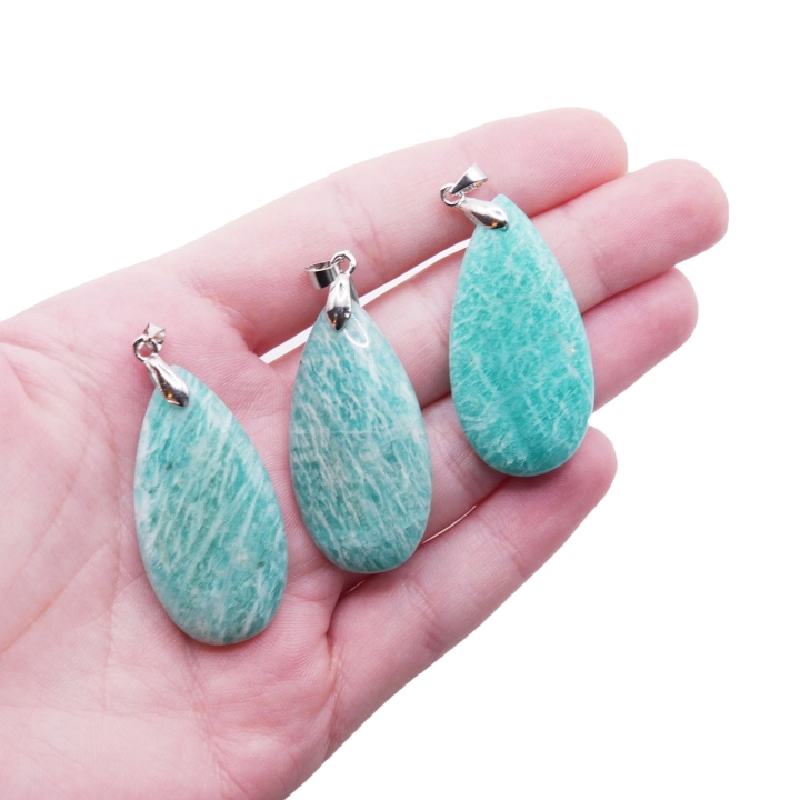 Zbliżenie na turkusowo-zieloną powierzchnię amazonitu z widocznymi białymi żyłkami.