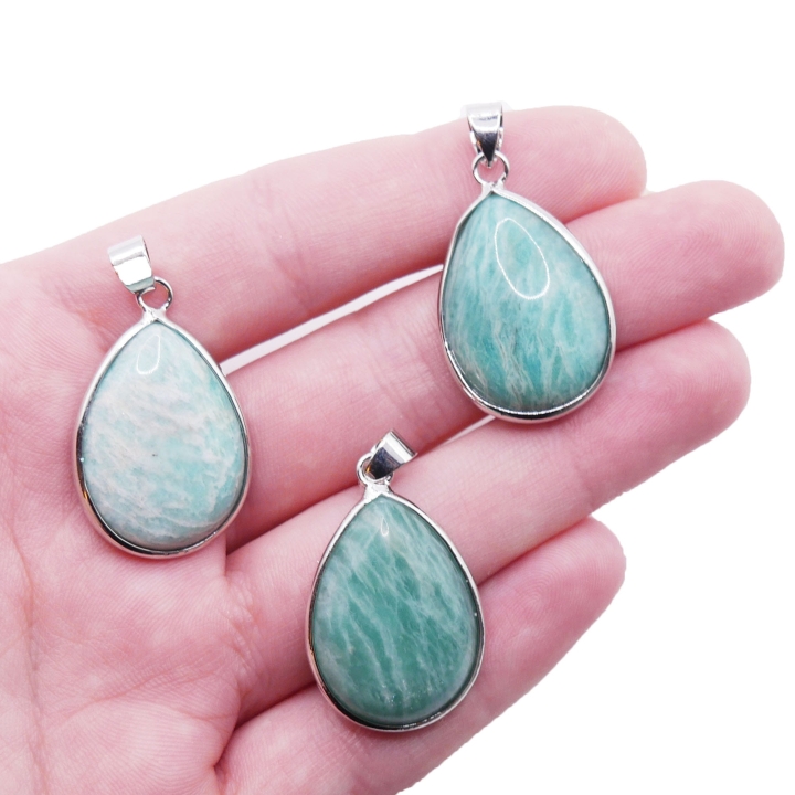 Naszyjnik z amazonitem w kształcie łezki w srebrnej oprawie na białym tle.