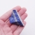 Zbliżenie na naturalną strukturę i złote drobiny pirytu w kamieniu lapis lazuli nr 011.