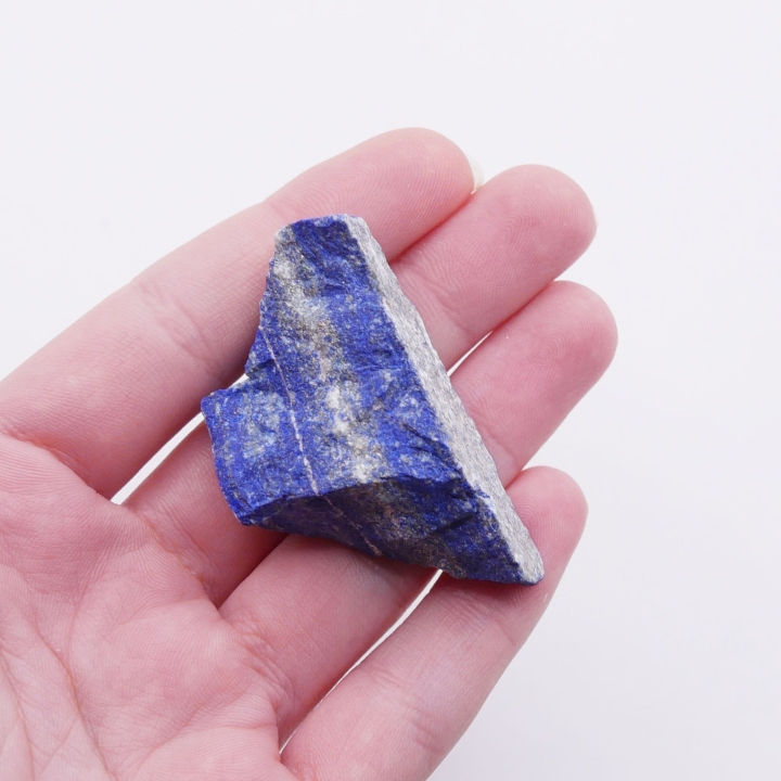 Zbliżenie na naturalną strukturę i złote drobiny pirytu w kamieniu lapis lazuli nr 011.