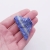 Niebieski kamień naturalny z białymi żyłkami kalcytu – surowy lapis lazuli.
