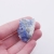 Nieobrobiony minerał o głębokim, granatowym odcieniu – lapis lazuli.