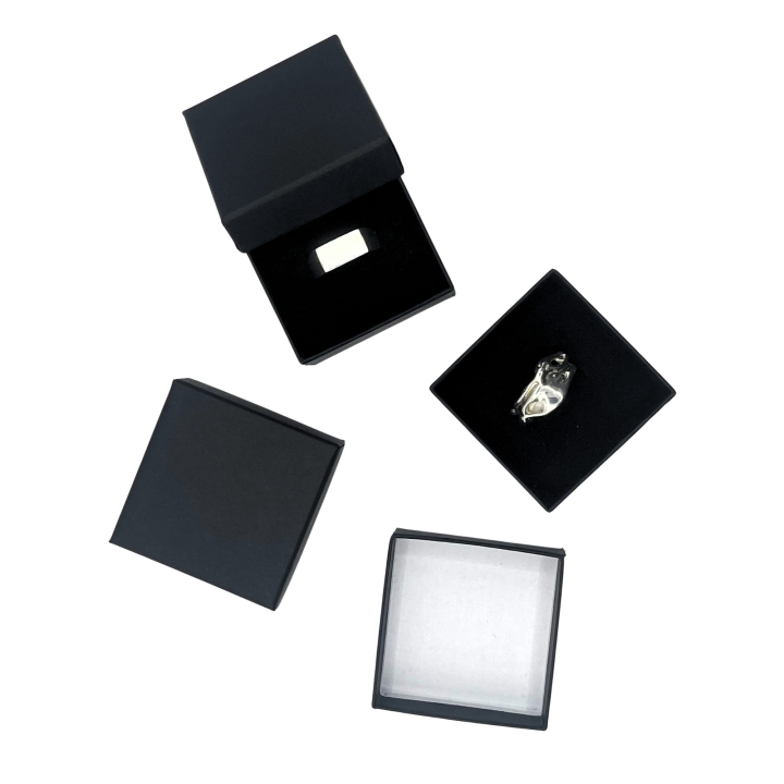 Gładka matowa powierzchnia czarnego pudełka ozdobnego 5x5 cm