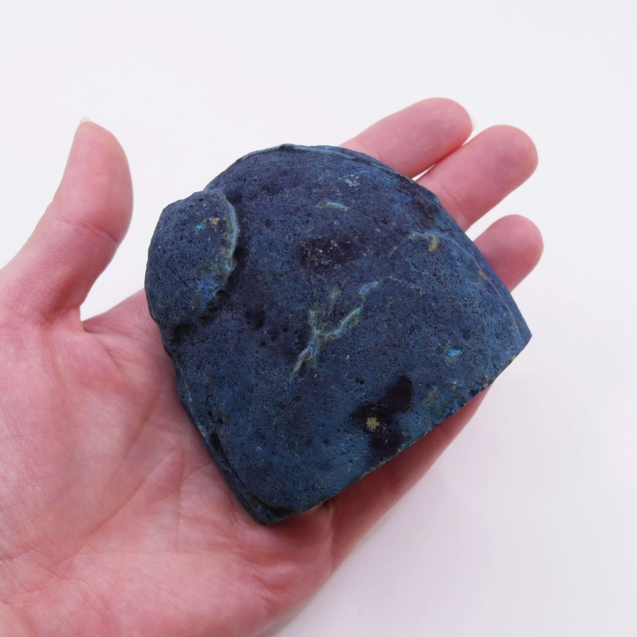 Zewnętrzna skorupa surowego niebieskiego agatu - autentyczny naturalny minerał.